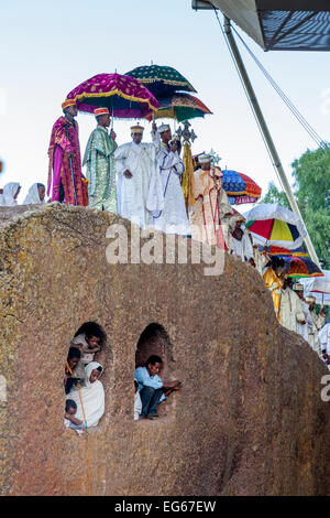 Le chant des prêtres et se balancent au cours de la fête de Noël, l'église de Maryam Beite, Lalibela, Éthiopie Banque D'Images