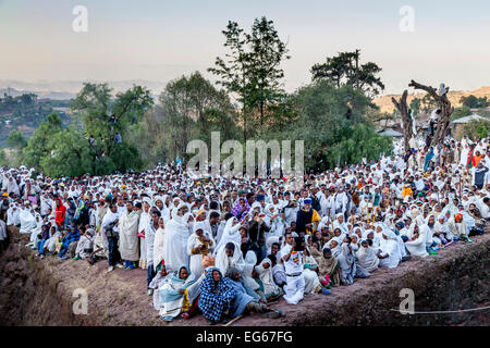 Christian pèlerins vêtus de blanc, regarder les célébrations du Jour de Noël à l'église de Maryam Beite, Lalibela, Éthiopie Banque D'Images