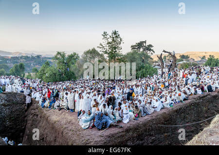 Christian pèlerins vêtus de blanc, regarder les célébrations du Jour de Noël à l'église de Maryam Beite, Lalibela, Éthiopie Banque D'Images