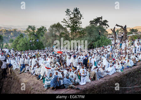 Christian pèlerins vêtus de blanc, regarder les célébrations du Jour de Noël à l'église de Maryam Beite, Lalibela, Éthiopie Banque D'Images