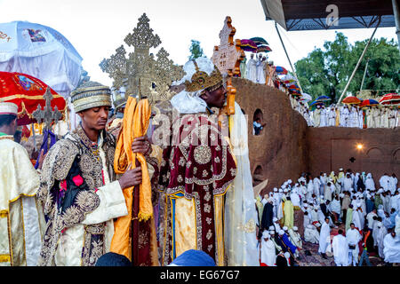 Prêtres et diacres de l'église prenant part à la fête de Noël à l'église de Maryam Beite, Lalibela, Éthiopie Banque D'Images