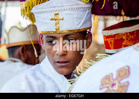 Les diacres de l'église prenant part à la fête de Noël à l'église de Maryam Beite, Lalibela, Éthiopie Banque D'Images