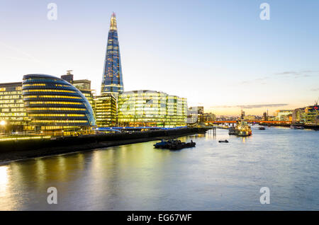 Londres, Royaume-Uni 17 février 2015 : Un ciel du soir au-dessus de la capitale signifie que la nuit pourrait tomber au-dessous de zéro. Banque D'Images