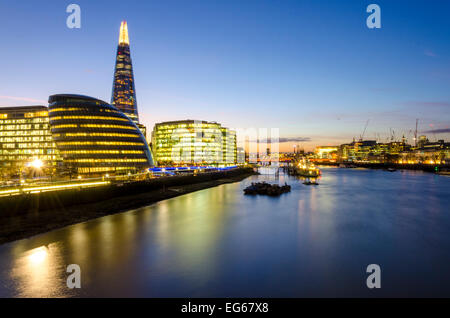 Londres, Royaume-Uni 17 février 2015 : Un ciel du soir au-dessus de la capitale signifie que la nuit pourrait tomber au-dessous de zéro. Banque D'Images