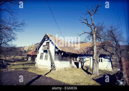 Vieille maison en bois dans village Banque D'Images