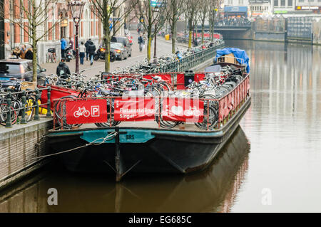 Une barge offrant le stationnement des vélos sur le Singel, à Amsterdam. Banque D'Images