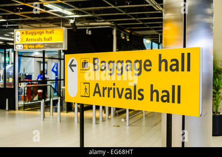 Panneau pour la salle des bagages et le hall des arrivées à l'aéroport de Schiphol Banque D'Images