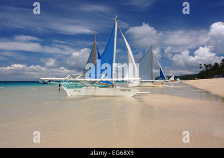 Aux Philippines. L'île de Boracay aux Philippines. Voiliers sur la plage de Boracay, Philippines ; Visayas. Bankas sur sable blanc. Bea blanc Banque D'Images