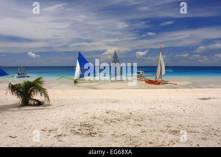 Aux Philippines. L'île de Boracay aux Philippines. Voiliers sur la plage de Boracay, Philippines ; Visayas. Bankas sur sable blanc. Bea blanc Banque D'Images
