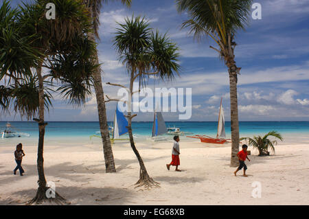 Aux Philippines. L'île de Boracay aux Philippines. Voiliers sur la plage de Boracay, Philippines ; Visayas. Bankas sur sable blanc. Bea blanc Banque D'Images