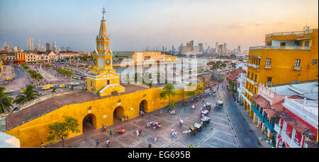 Cartagena, Colombie - 21 février 2014 - Voyage itinérant en haukers chariots et attendre pour les touristes et les amateurs de restaurant dans la Plaza Banque D'Images