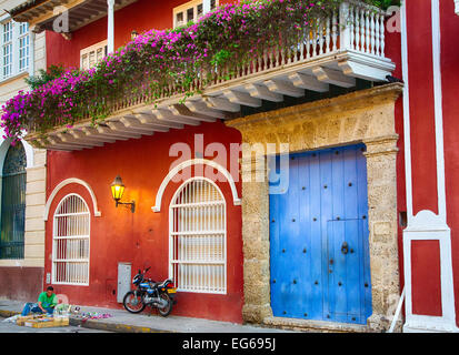 Cartagena, Colombie - Février 23, 2014 - Un vendeur hawks sa marchandise dans les rues de Carthagène. Banque D'Images