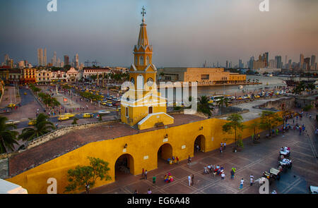 Cartagena, Colombie - 21 février 2014 - Voyage itinérant en haukers chariots et attendre pour les touristes et les amateurs de restaurant dans la Plaza Banque D'Images