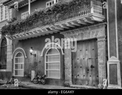 Cartagena, Colombie - Février 23, 2014 - Un vendeur hawks sa marchandise dans les rues de Carthagène. Banque D'Images