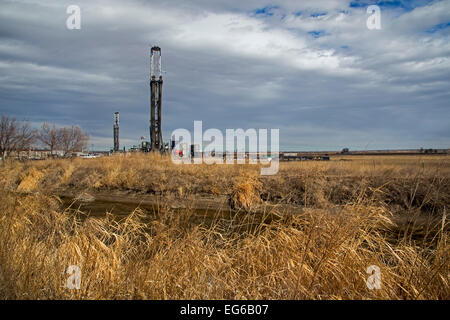 Kersey, Colorado - installations de forage sur les terres agricoles. Banque D'Images