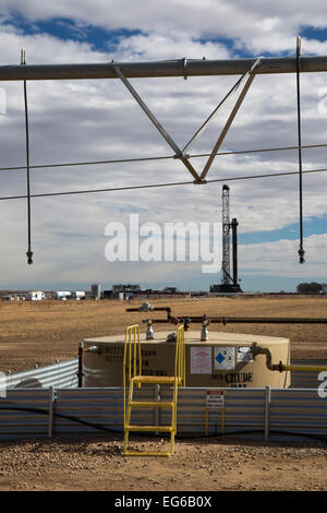 Kersey, Colorado - installations de forage et d'équipement d'irrigation sur une exploitation agricole. Banque D'Images