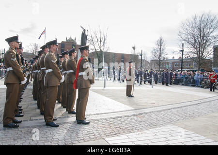 Crewe, Cheshire, Royaume-Uni. Feb 17, 2015. Des soldats du régiment de mercie le sont honorés avec la liberté de la ville de Crewe, le 17 février 2015 Crédit : Simon Newbury/Alamy Live News Banque D'Images