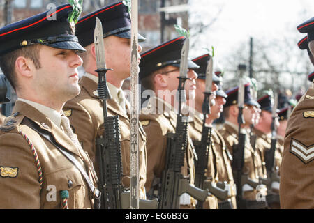 Crewe, Cheshire, Royaume-Uni. Feb 17, 2015. Des soldats du régiment de mercie le sont honorés avec la liberté de la ville de Crewe, le 17 février 2015 Crédit : Simon Newbury/Alamy Live News Banque D'Images