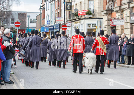 Crewe, Cheshire, Royaume-Uni. Feb 18, 2015. Des soldats du régiment de mercie le sont honorés avec la liberté de la ville de Crewe, le 17 février 2015 Crédit : Simon Newbury/Alamy Live News Banque D'Images