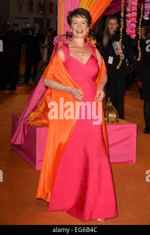 Londres, Royaume-Uni. Feb 17, 2015. Celia Imrie assiste à la la Royal Film Performance : La première mondiale de la deuxième meilleur hôtel Marigold exotique le 17/02/2015 à l'odeon Leicester Square, Londres. Credit : Julie Edwards/Alamy Live News Banque D'Images