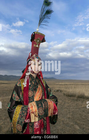 Femme dans les steppes de Mongolie, une tenue traditionnelle près d'Oulan-Bator, Mongolie Banque D'Images