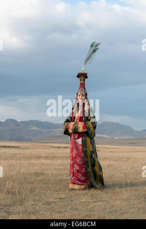 Femme en costume reine mongole dans les steppes, près d'Oulan-Bator, Mongolie Banque D'Images