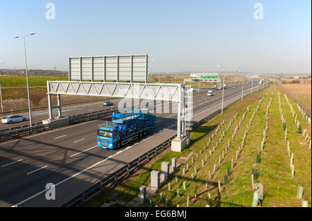 Camion sur le coastbound A2 à Gravesend Banque D'Images