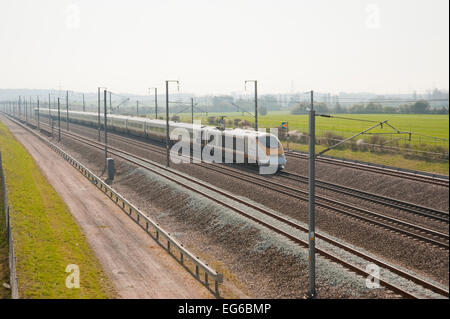 Eurostar Londres en direction de la ligne ferroviaire à grande vitesse à Gravesend, Kent. Banque D'Images