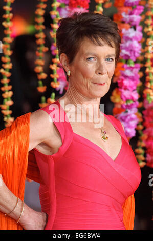 Londres, Royaume-Uni. Feb 17, 2015. Celia Imrie assiste à la la Royal Film Performance : La première mondiale de la deuxième meilleur hôtel Marigold exotique le 17/02/2015 à l'odeon Leicester Square, Londres. Credit : Julie Edwards/Alamy Live News Banque D'Images