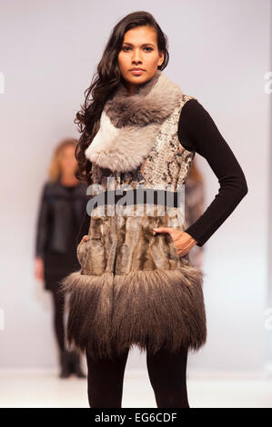 Modèles sur le podium lors de la Contemporary fashion show à Moda Automne Hiver 2015-2016, NEC de Birmingham, Royaume-Uni. Crédit : Antony l'ortie/Alamy Live News Banque D'Images