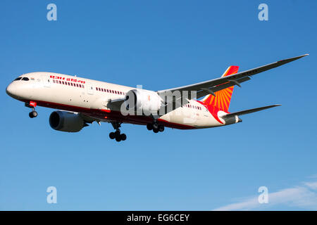 Boeing 787-8 Air India la piste 27L à l'approche de l'aéroport Heathrow de Londres. Banque D'Images