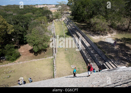 Vue depuis les marches de la Grande Pyramide, Uxmal, Yucatan, Mexique Banque D'Images