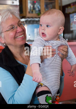 Denver, Colorado - Susan Newell, 66, détient sa fille de sept mois, petit-fils, Adam Hjermstad Jr. Banque D'Images