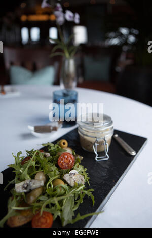 Canard en pot avec une salade d'Artichauts grillés, cornichons, tomates et roquette sauvage. Banque D'Images