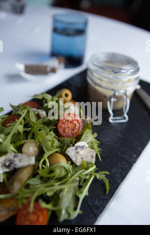 Canard en pot avec une salade d'Artichauts grillés, cornichons, tomates et roquette sauvage. Banque D'Images