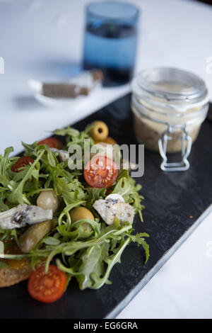 Canard en pot avec une salade d'Artichauts grillés, cornichons, tomates et roquette sauvage. Banque D'Images