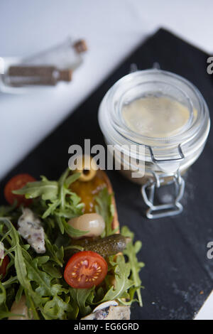 Canard en pot avec une salade d'Artichauts grillés, cornichons, tomates et roquette sauvage. Banque D'Images