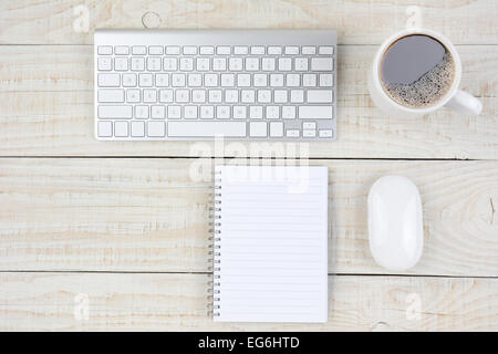 Passage tiré d'un bureau en bois blanc rustique avec clavier, souris, notes et tasse à café. Format horizontal avec l'exemplaire de l'espace. Banque D'Images