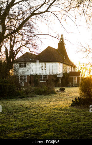 Tenterden Kent UK 17 février 2015 Kent UK news météo Tenterden. Frosty Icy et commencer la journée dans la campagne du Kent. Un ancien typique maison Oast est magnifique dans la lumière du soleil tôt le matin. Crédit : Gary Telford/Alamy live news Banque D'Images