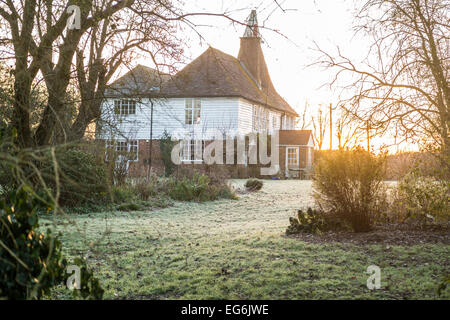 Tenterden Kent UK 17 février 2015 Kent UK news météo Tenterden. Frosty Icy et commencer la journée dans la campagne du Kent. Un ancien typique maison Oast est magnifique dans la lumière du soleil tôt le matin. Crédit : Gary Telford/Alamy live news Banque D'Images