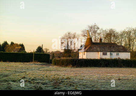 Tenterden Kent UK 17 février 2015 Kent UK news météo Tenterden. Frosty Icy et commencer la journée dans la campagne du Kent. Un ancien typique maison Oast est magnifique dans la lumière du soleil tôt le matin. Crédit : Gary Telford/Alamy live news Banque D'Images