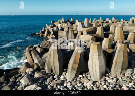 Des blocs de béton de la défense à un quai, Le Cap, Afrique du Sud Banque D'Images