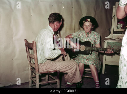 Orchestra au square dance au domicile d'un métayer dans Comté de McIntosh, New York, vers 1939-1940 Banque D'Images