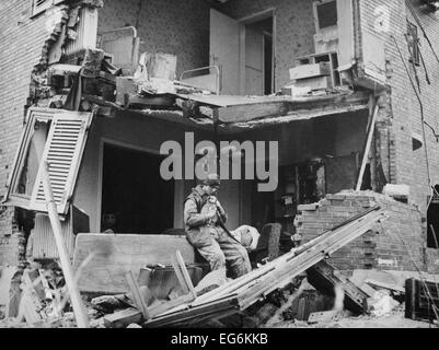 Le soldat britannique a sauvé un chiot des ruines allemand appartement à Geilenkirchen. 1944 novembre. L'Allemagne, la seconde guerre mondiale 2. Banque D'Images