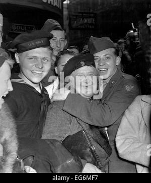Le jour de la célébration à Piccadilly Circus, Londres, le 7 mai 1945. Un soldat américain en liesse en étreignant un femme anglais maternelle Banque D'Images
