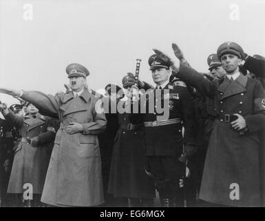 Avec Hitler, Goering et Goebbels, saluant à son retour de l'Autriche. Le jour précédent la signature d'Hitler l'unification Banque D'Images