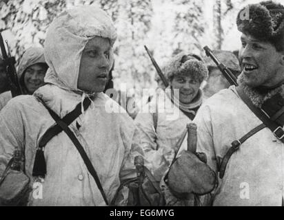 Soldats finlandais en uniformes blancs que leur camouflage contre la neige. Ils sont dans les troupes de ski Russo-Finnish War de nov. Banque D'Images