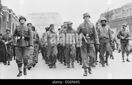 British et prisonniers de guerre américains marche dans Rome sous la garde de soldats allemands. Environ 400 Rangers alliés Banque D'Images