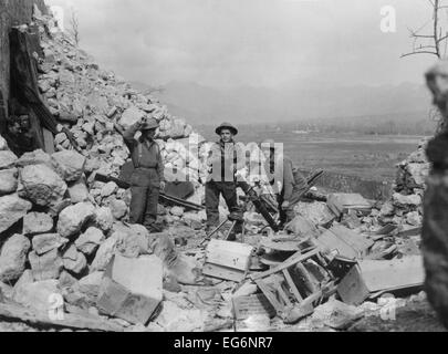 La Nouvelle-Zélande en ruines de mortiers de Cassino. Ils attaquent les troupes allemandes qui occupent toujours l'extrémité sud de la ville. Ca. Banque D'Images