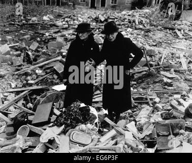 Deux femmes âgées se tenir au milieu des ruines de l'hospice qui avait été leur maison. Les bombardiers allemands, Newbury, Berkshire Banque D'Images